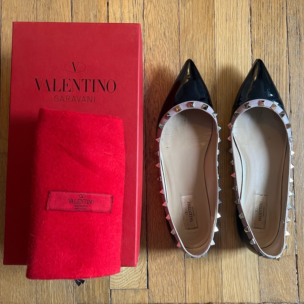 Valentino Garavani Patent Rockstud Ballet Flat in Black/Poudre
Size 40.5